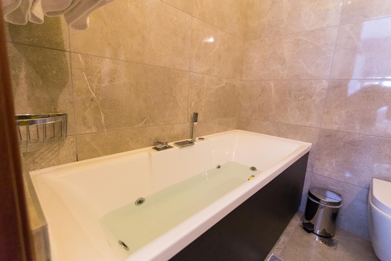 Abi Luxury Villas Monodendri Værelse billede
